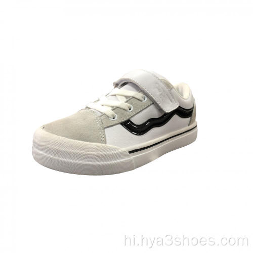 नए सफेद फैशनेबल बच्चों के जूते